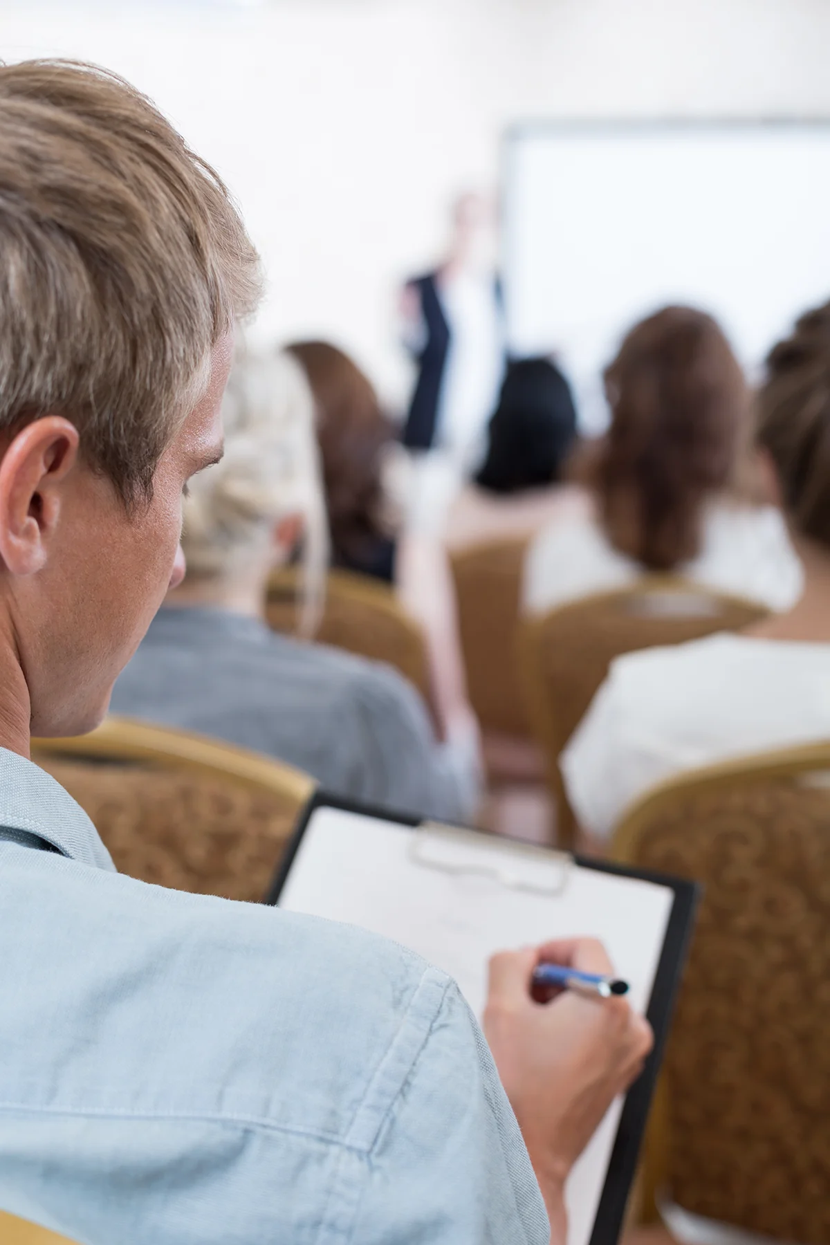 homme qui prend des notes lors d'une formation tous publics avec ESIMAP