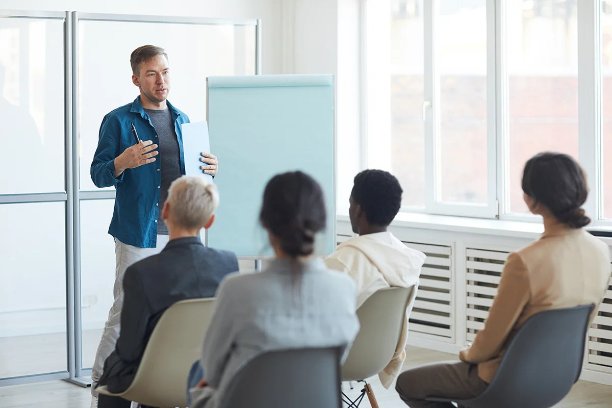 formateur en train de donner une formation à une audience dans le cadre d'une formation à la demande ESIMAP