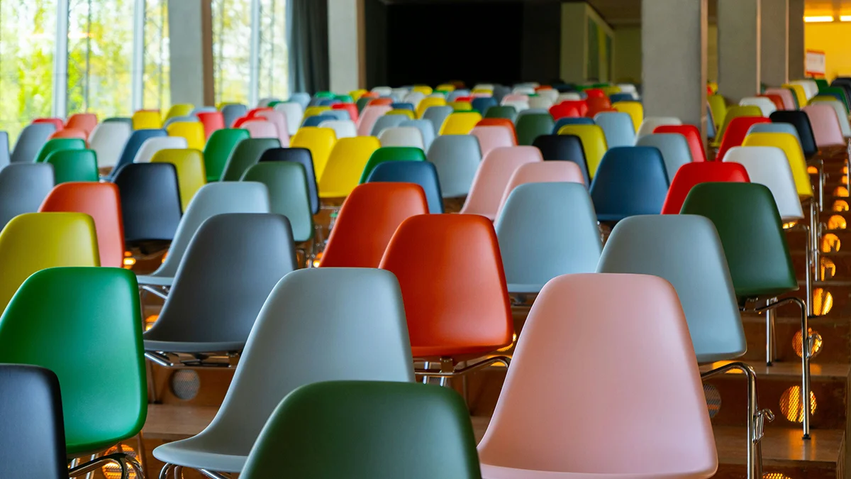 salle de conférence vide avec des chaises de toutes les couleurs